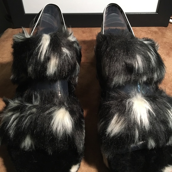 UGG NIB AUTHENTIC OH YEAH SPOTS BLACK & WHITE SLIPPERS - Picture 1 of 16